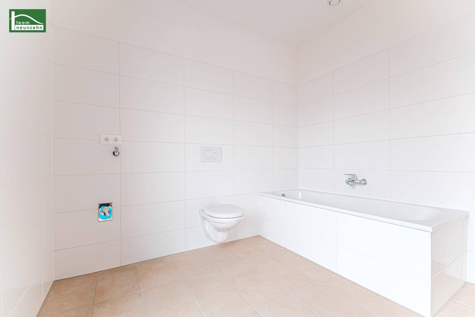 Modernes Badezimmer mit weißen Fliesen, Badewanne und wandhängendem WC, sehr gepflegt.
