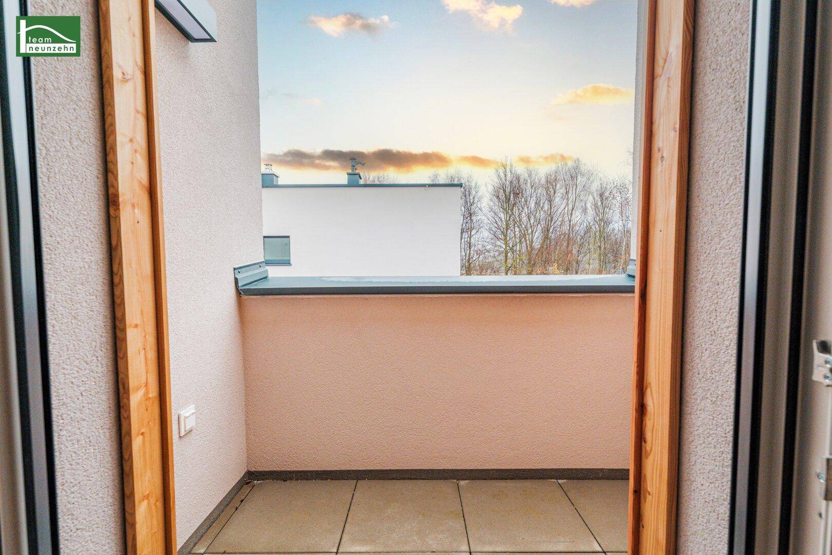 Kleiner Balkon mit Fliesenboden und Blick auf die Umgebung, ideal für entspannte Momente.
