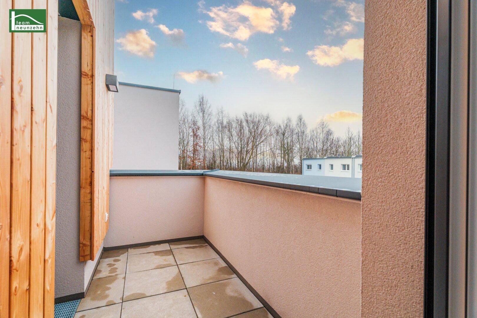 Kleiner Balkon mit Fliesenboden und Blick auf die Umgebung, perfekt für eine kleine Sitzecke.