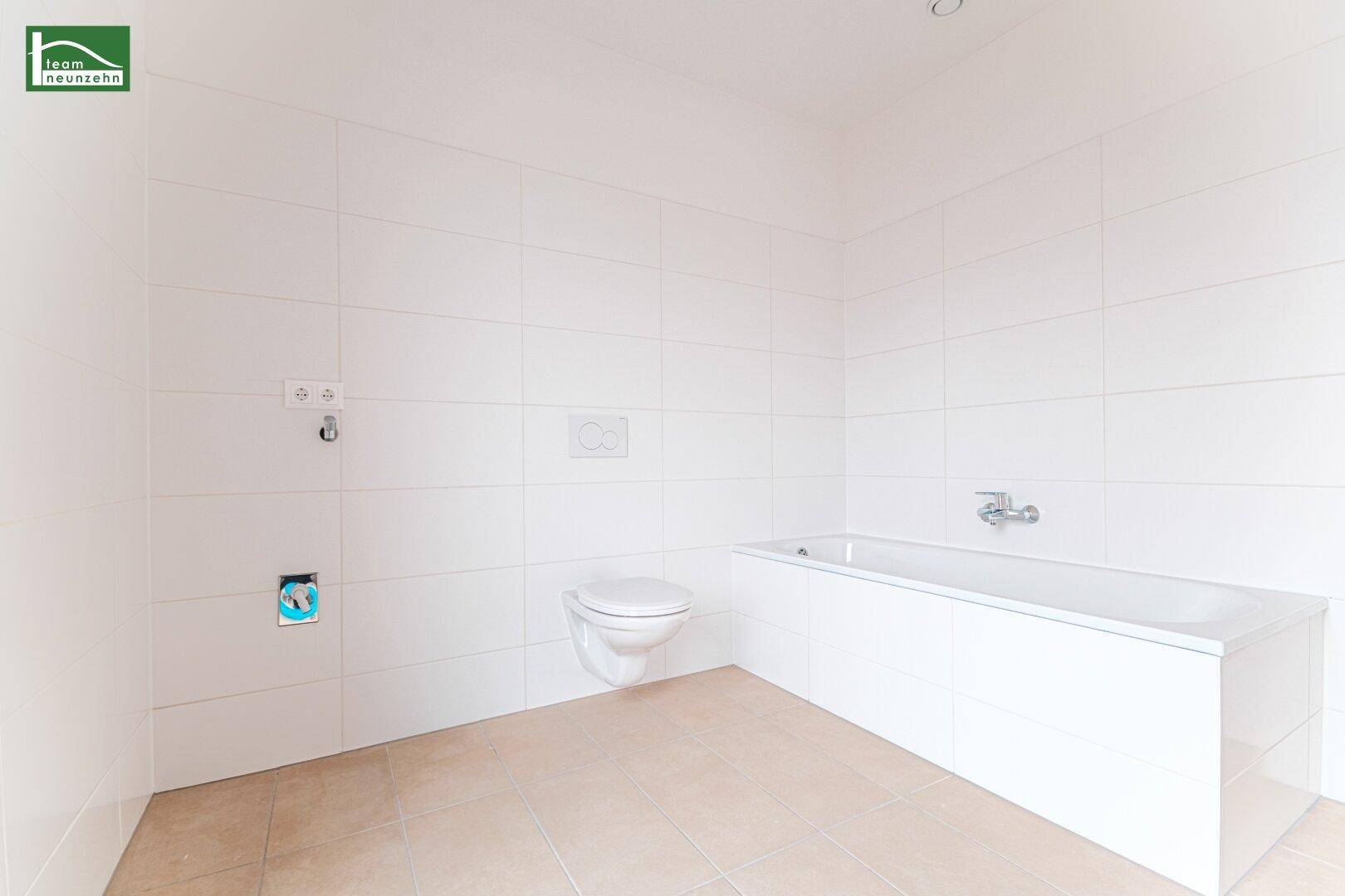 Modernes Badezimmer mit Badewanne, wandhängendem WC und weißen Fliesen.