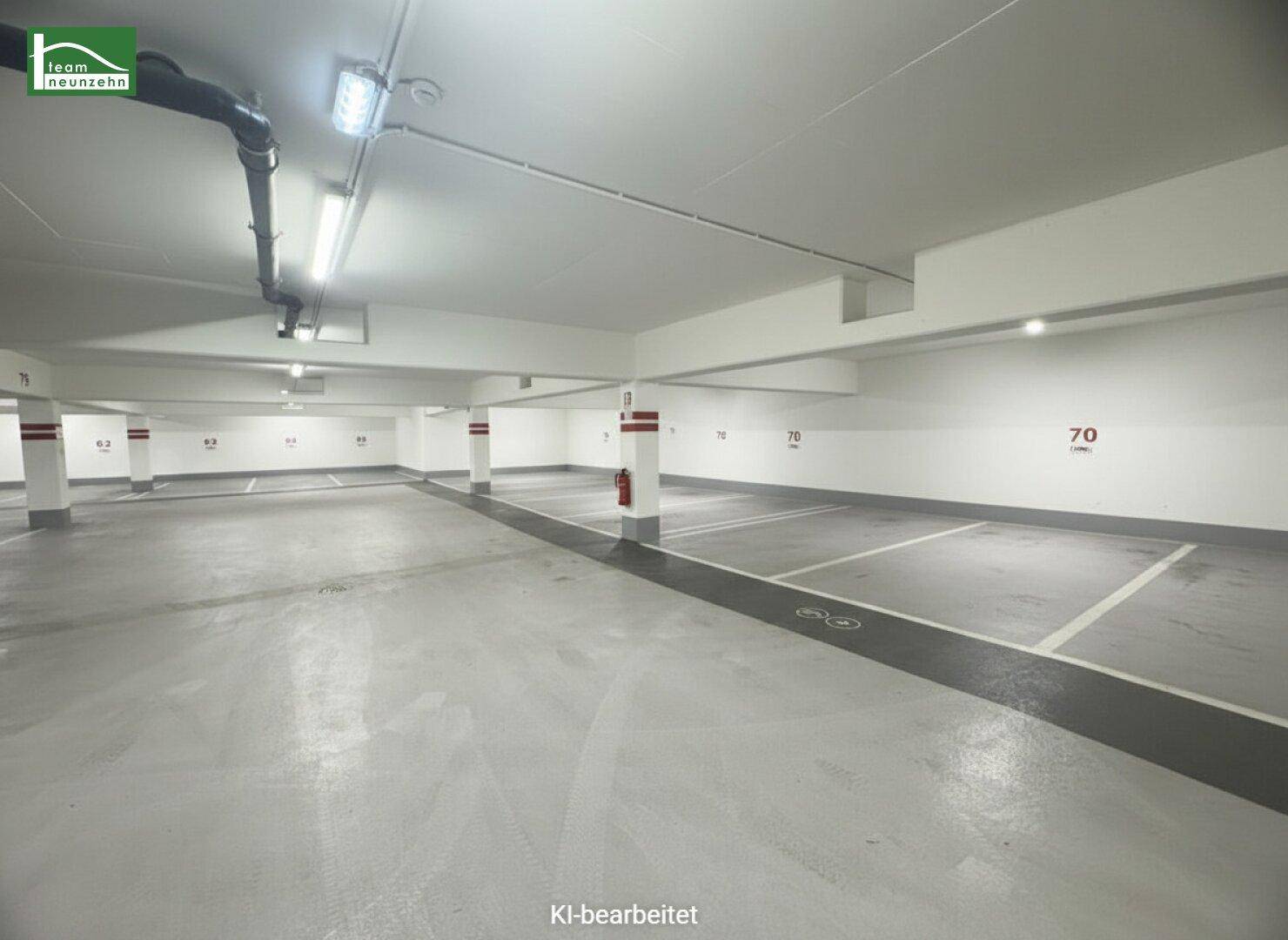Geräumige Tiefgarage mit vielen markierten Stellplätzen und guter Beleuchtung.