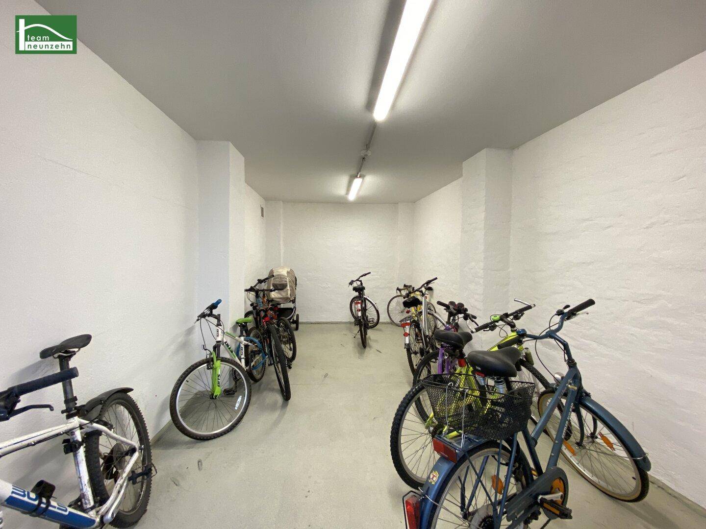 Gemeinschaftlicher Fahrradraum im Untergeschoss mit ausreichend Platz für mehrere Fahrräder.