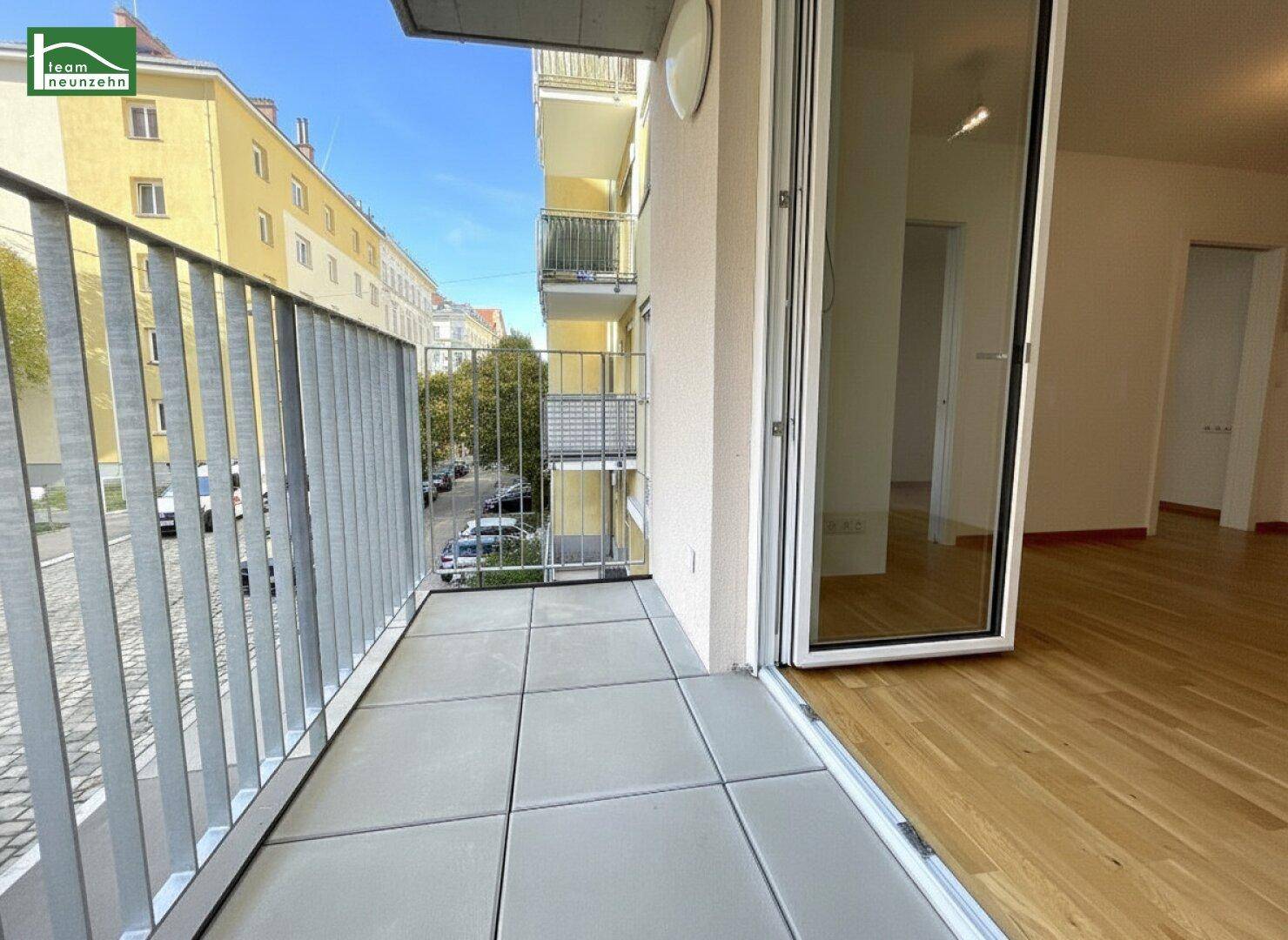 Geräumiger Balkon mit Fliesen und Blick auf die Straße, direkt zugänglich vom Wohnbereich.