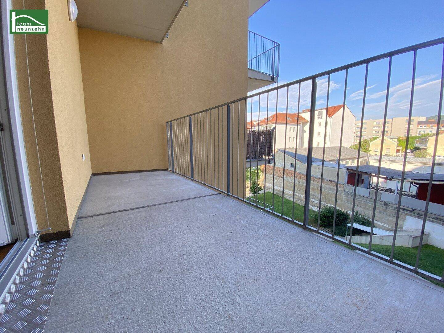 Geräumiger Balkon mit Metallgeländer und Blick auf die Umgebung, bereit zur Gestaltung.