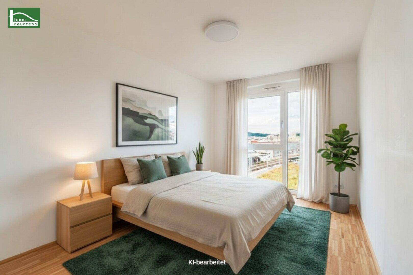 Modern eingerichtetes Schlafzimmer mit Holzboden, großem Bett und Blick ins Grüne.