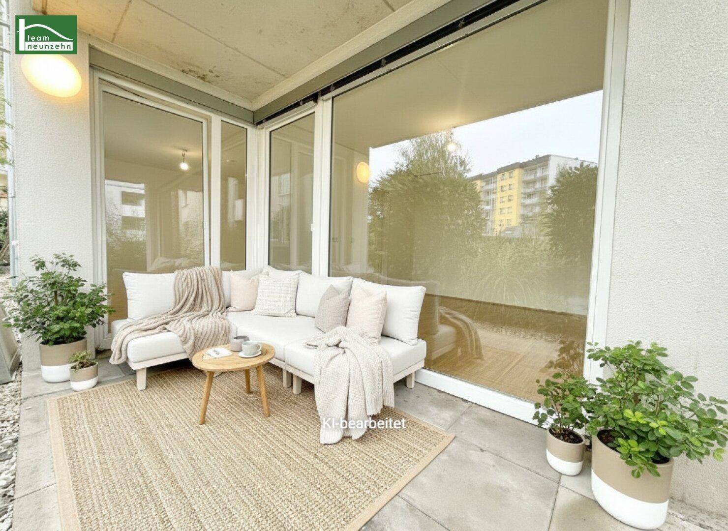 Gemütlicher Balkon mit bequemen Outdoor-Möbeln und Pflanzen, ideal zum Entspannen.