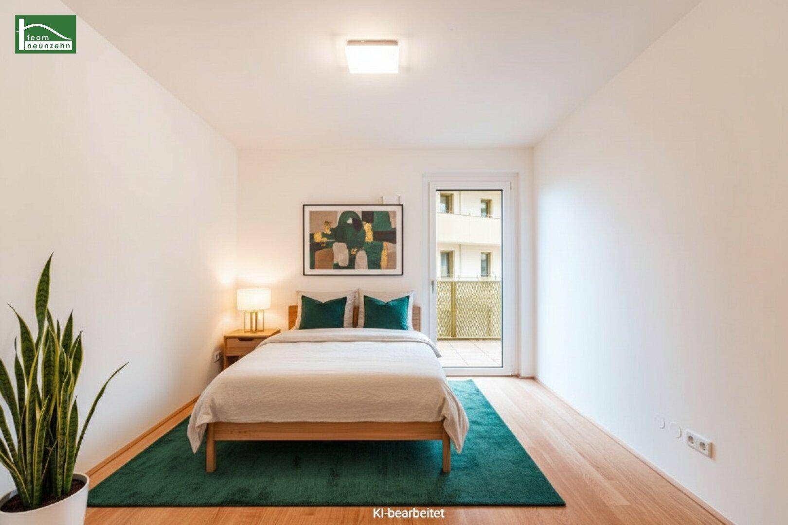 Gemütliches Schlafzimmer mit Holzboden, modernem Bett und Zugang zu einem sonnigen Balkon.
