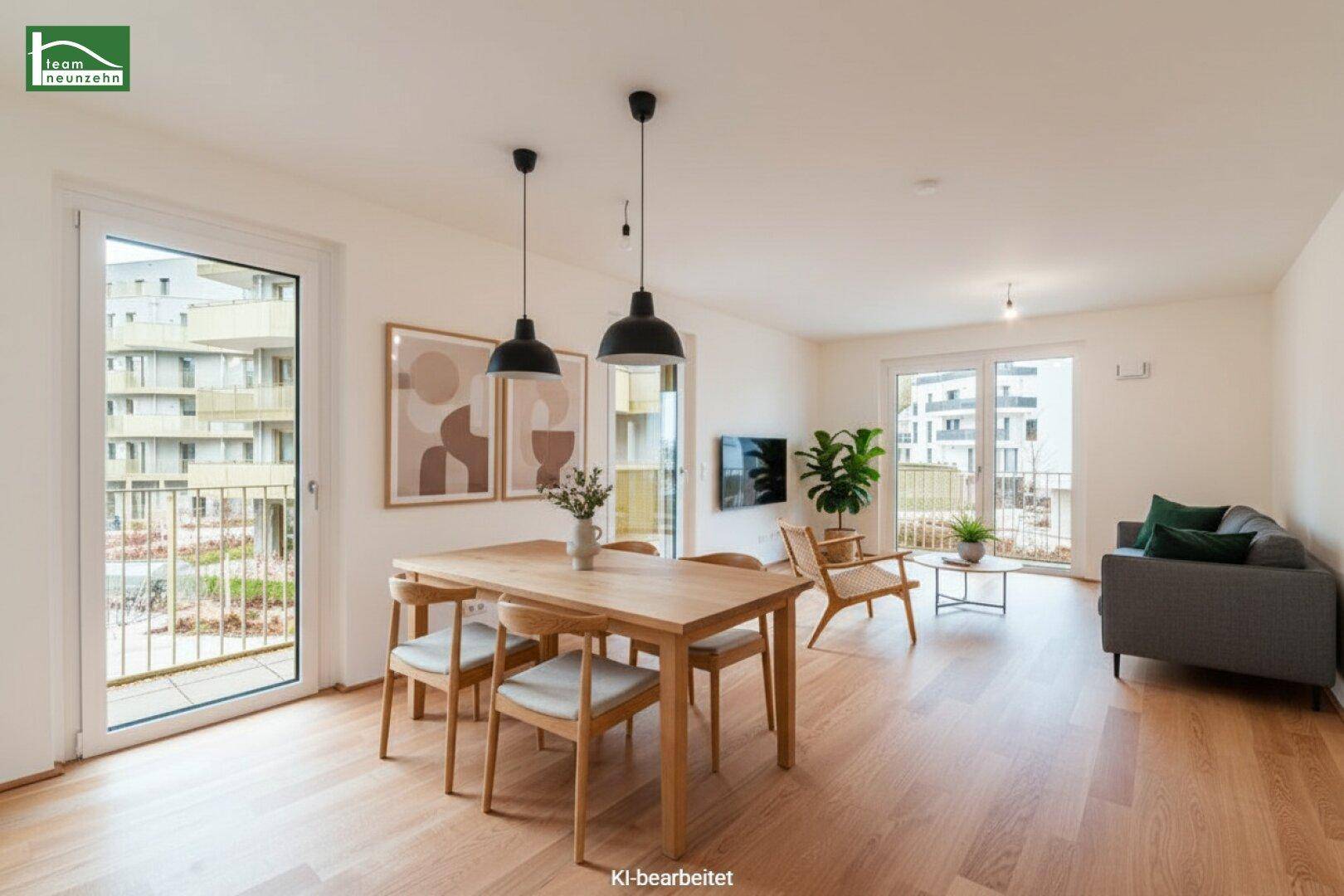 Modern eingerichteter Wohn-Essbereich mit Holzboden, Esstisch und Sofa.