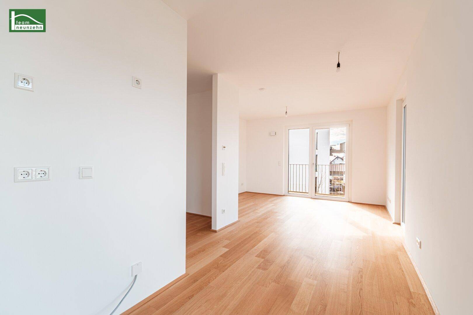 Geräumiges, helles Zimmer mit Parkettboden und französischem Balkon.