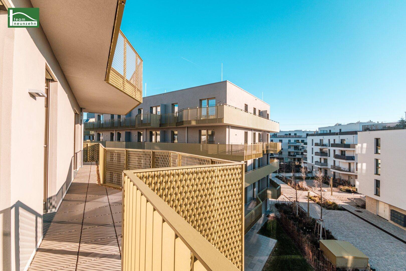 Langer Balkon mit modernen Metallgeländern und Blick auf die umliegenden Gebäude.