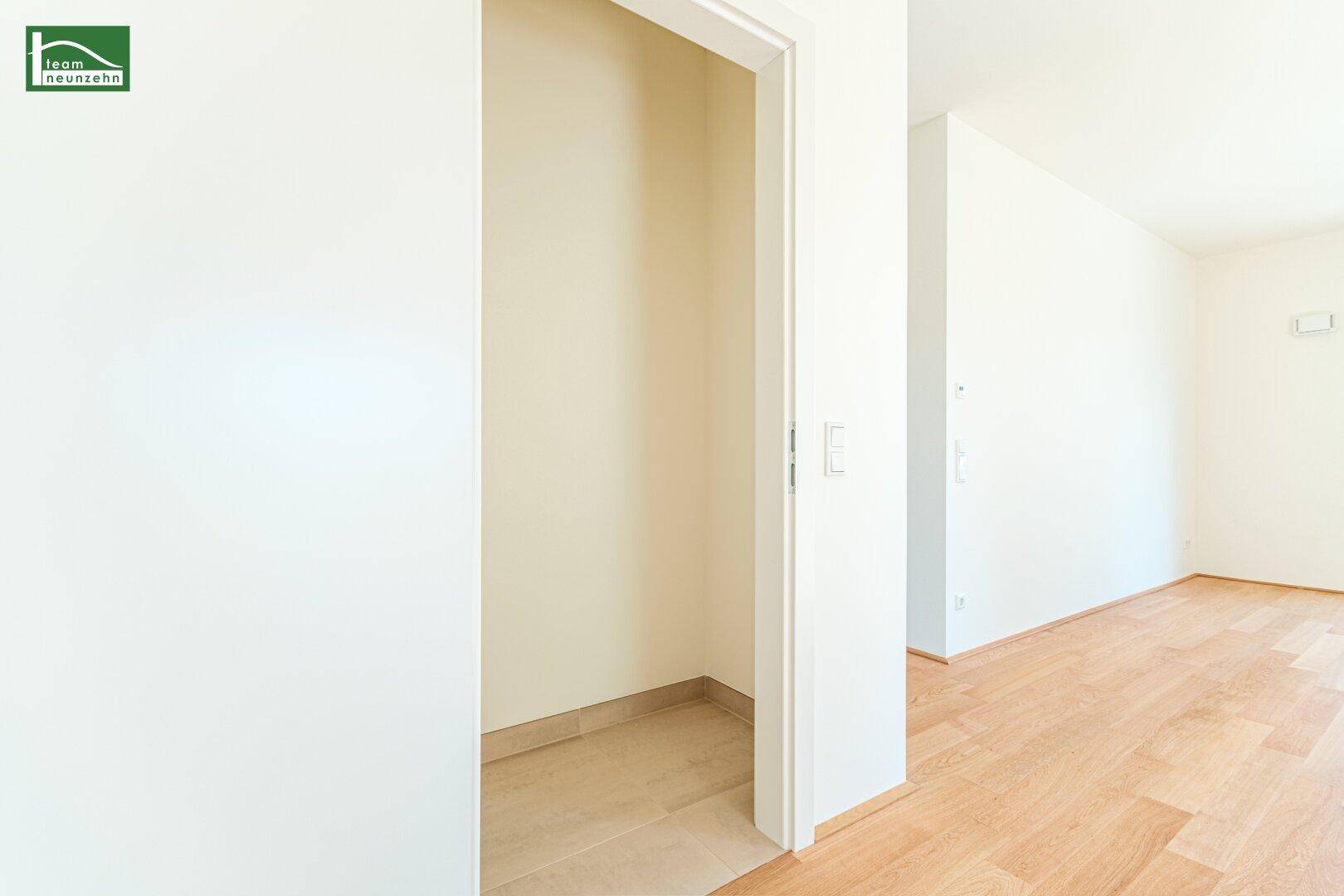 Praktischer Abstellraum mit Fliesenboden, ideal für zusätzlichen Stauraum im Haushalt.