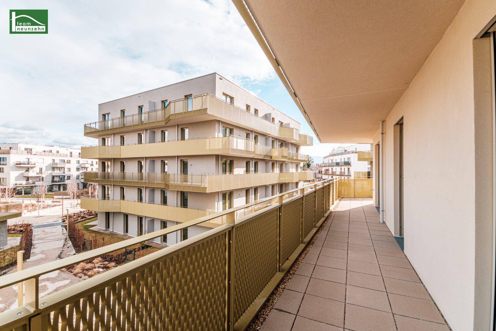Langer Balkon mit Fliesenboden und moderner Brüstung, ideal für Entspannung im Freien.
