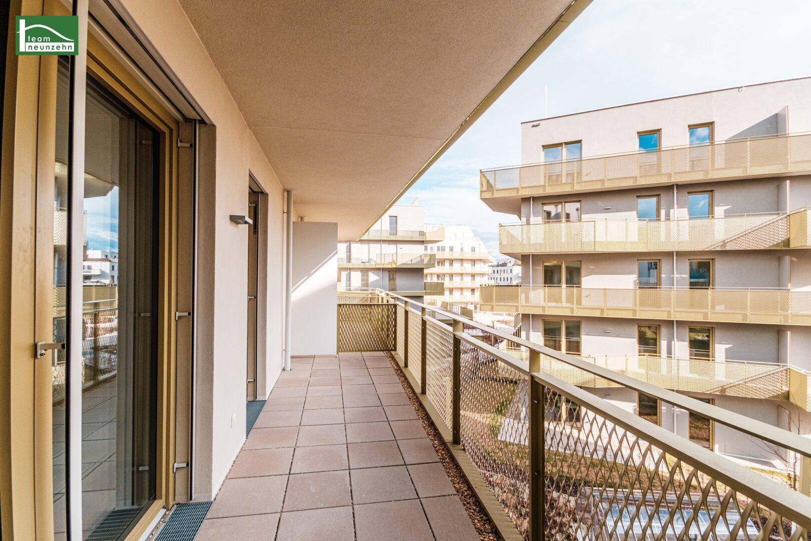 Geräumiger Balkon mit Fliesenboden und Metallgeländer, ideal für Entspannung im Freien.