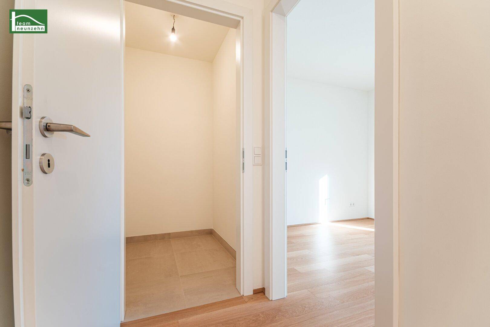 Praktischer Abstellraum mit Fliesenboden, ideal für zusätzlichen Stauraum im Apartment.