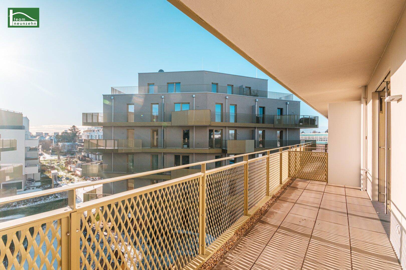 Geräumiger Balkon mit gelbem Gittergeländer und Blick auf die umliegenden Gebäude.