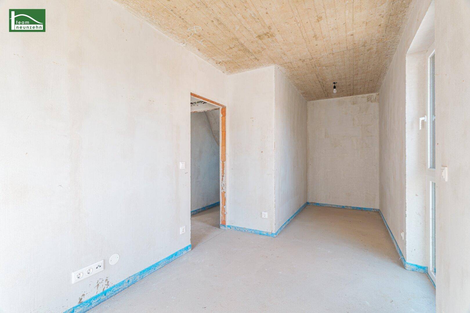 Rohbau-Innenraum mit Betonboden und unverputzten Wänden, bereit für individuelle Gestaltung.