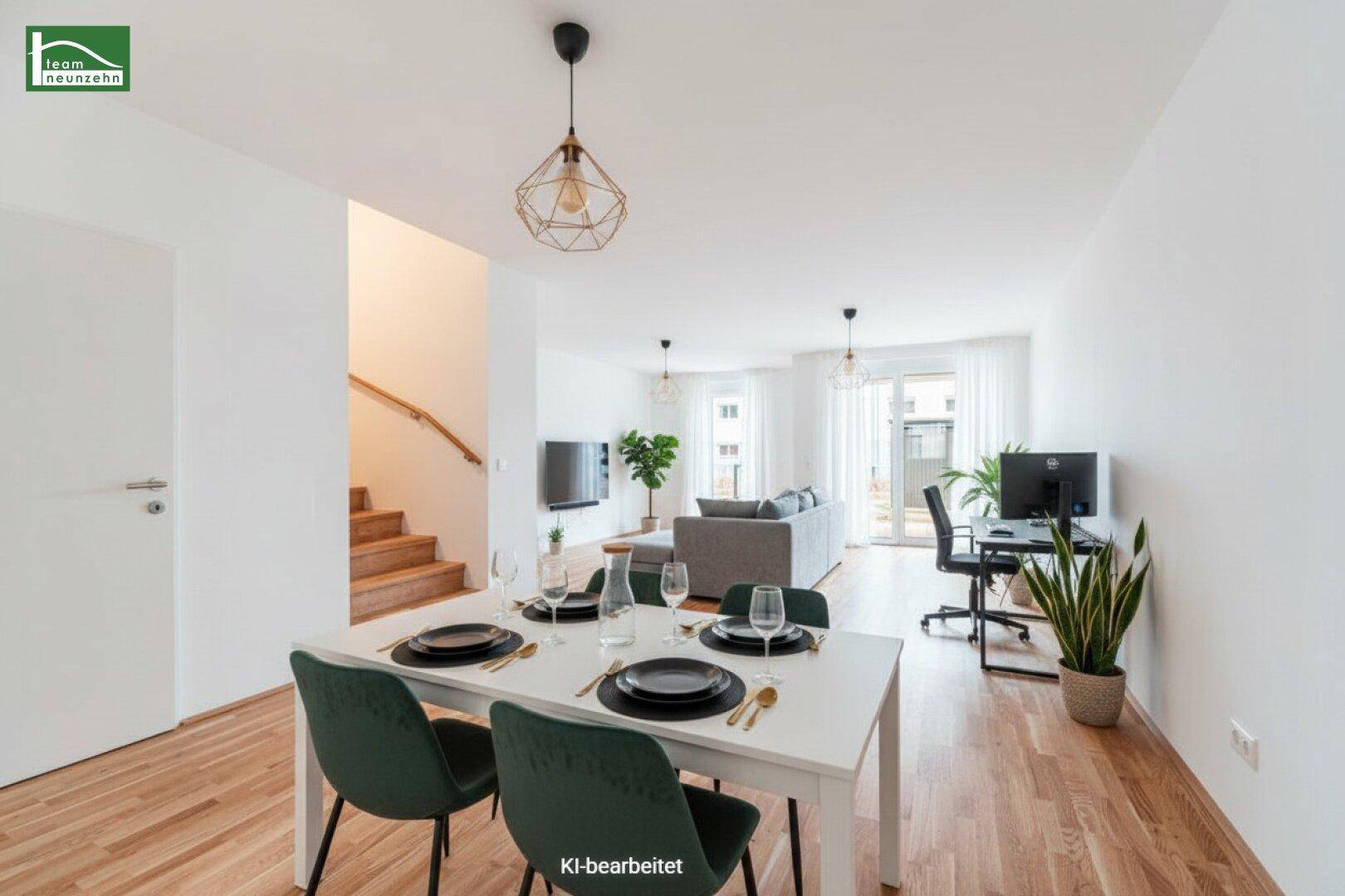 Heller, offener Wohn- und Essbereich mit modernem Design, Holzboden und Zugang zu einem Balkon.
