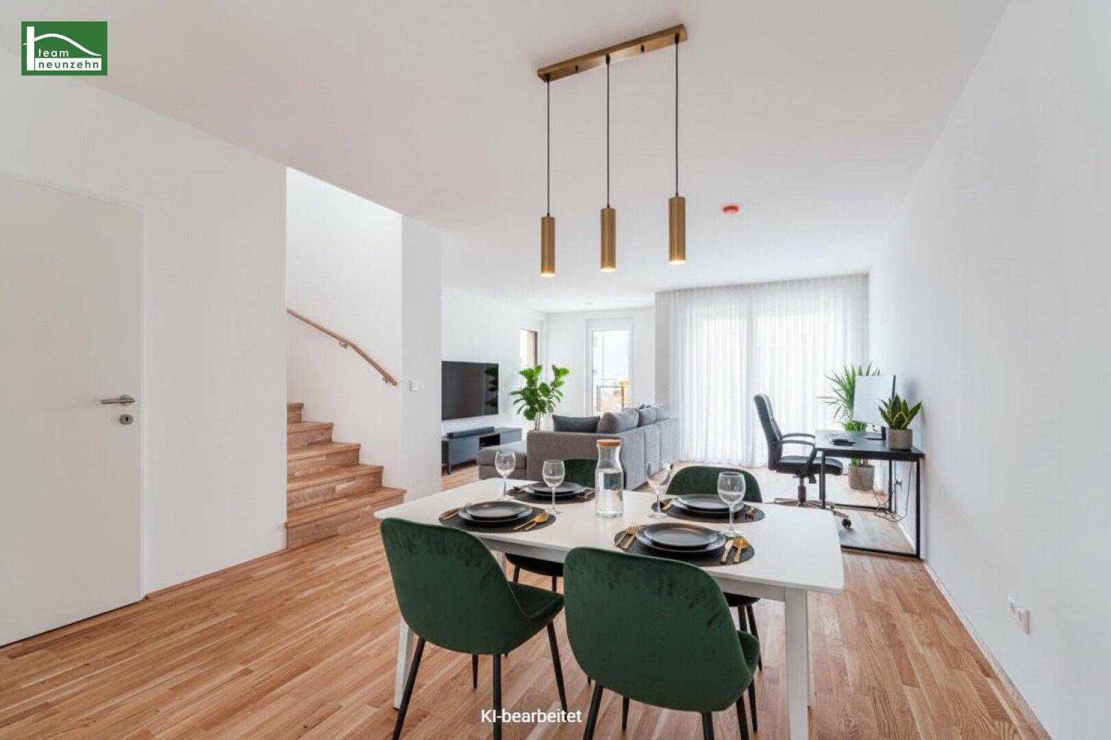 Heller, offener Wohn- und Essbereich mit modernem Design, Holzfußboden und Zugang zu einer Treppe.