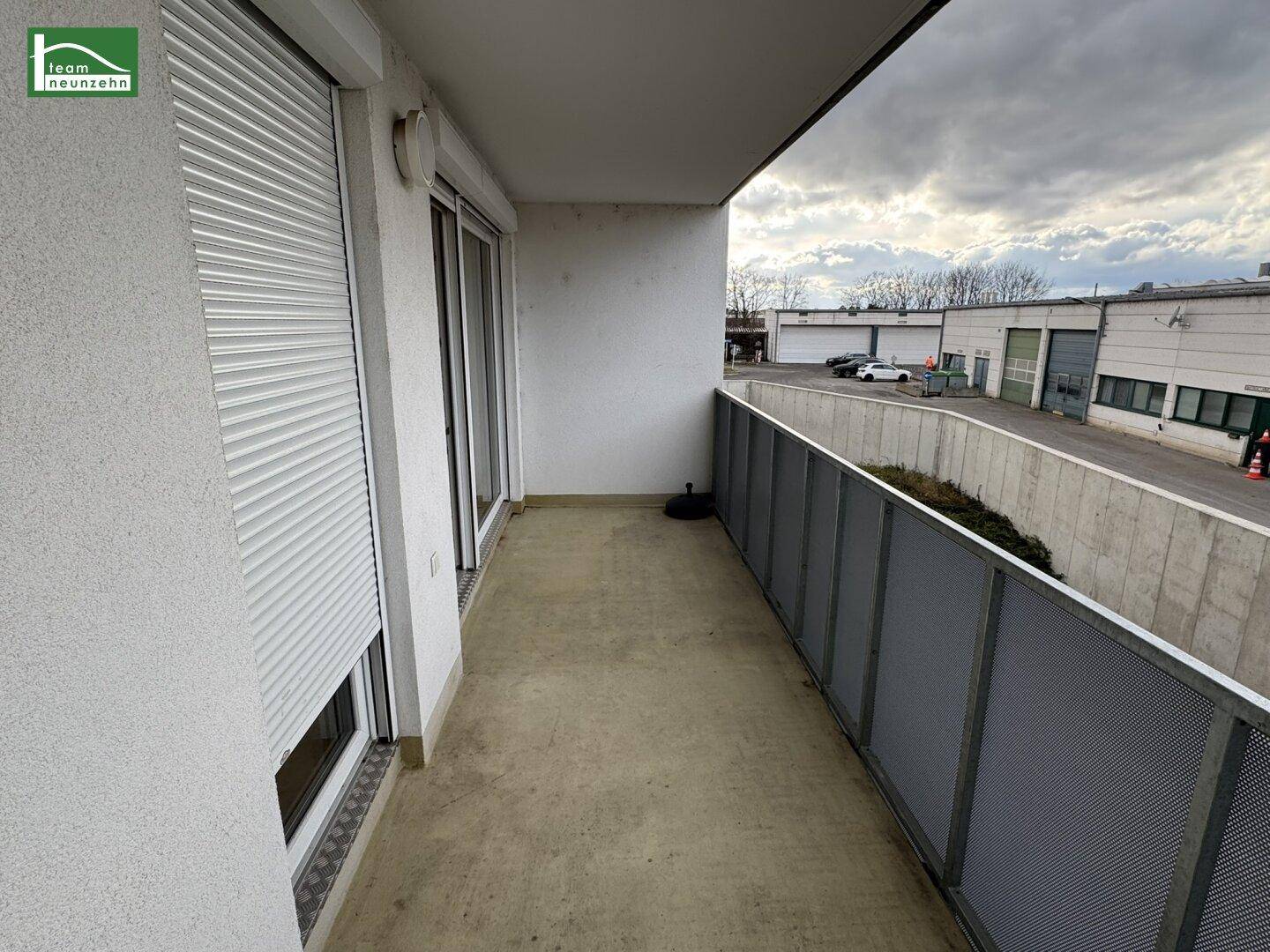 Geräumiger Balkon mit Blick auf die Umgebung, ausgestattet mit Rollläden für Privatsphäre.
