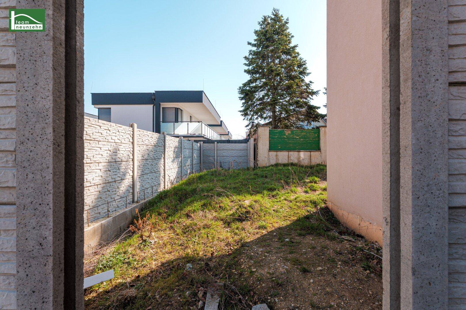 Unentwickelter Gartenbereich zwischen Mauern, bereit für die individuelle Gestaltung.