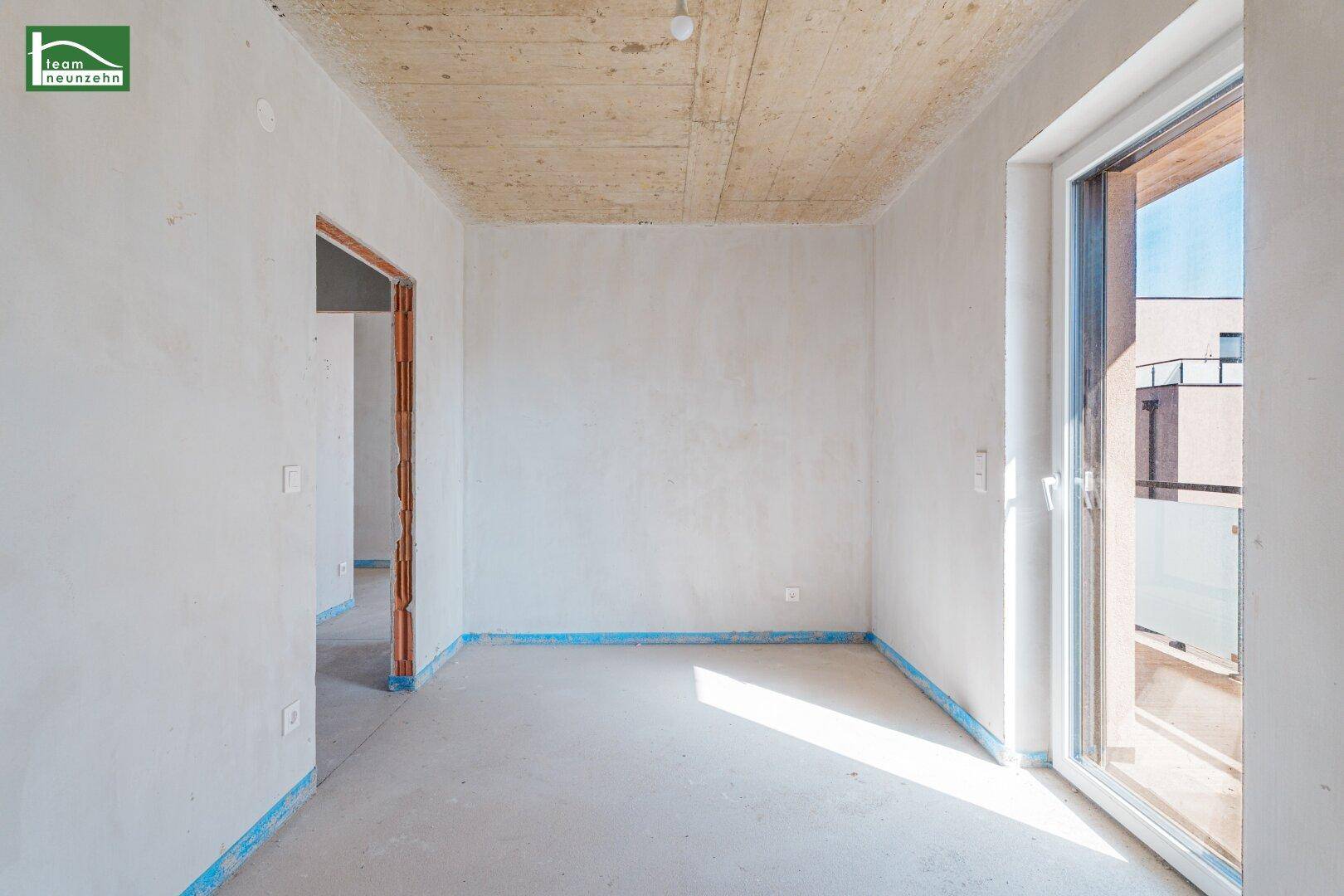 Heller, unfertiger Raum mit Fenster und viel Tageslicht, ideal für Schlafzimmer oder Büro.