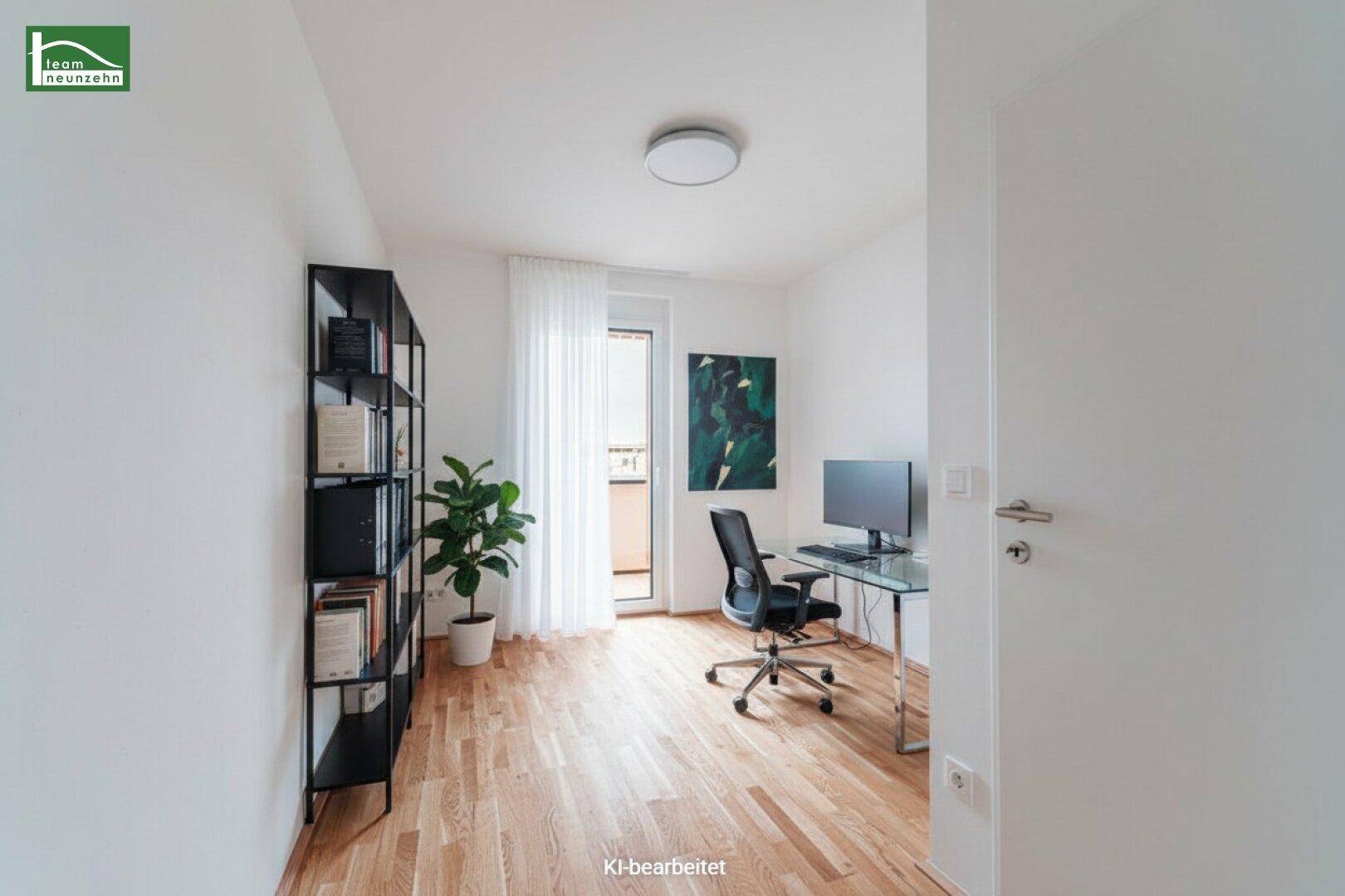 Funktionales Arbeitszimmer mit Schreibtisch, Bücherregal und Zugang zu einem kleinen Balkon.