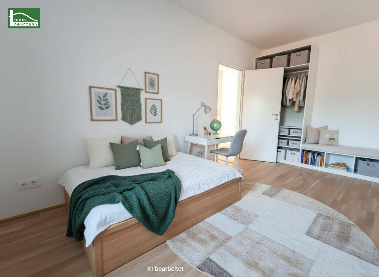 Helles Schlafzimmer mit Holzbett, Schreibtisch und integriertem Kleiderschrank, dekoriert mit grünen Akzenten und einem Teppich.