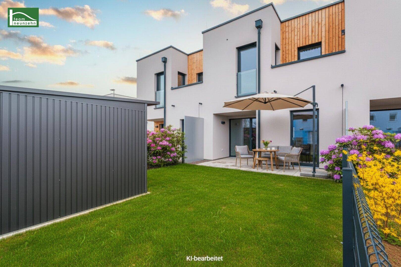 Moderne Reihenhäuser mit gepflegtem Garten, Rasenfläche und einer möblierten Terrasse unter einem Sonnenschirm.