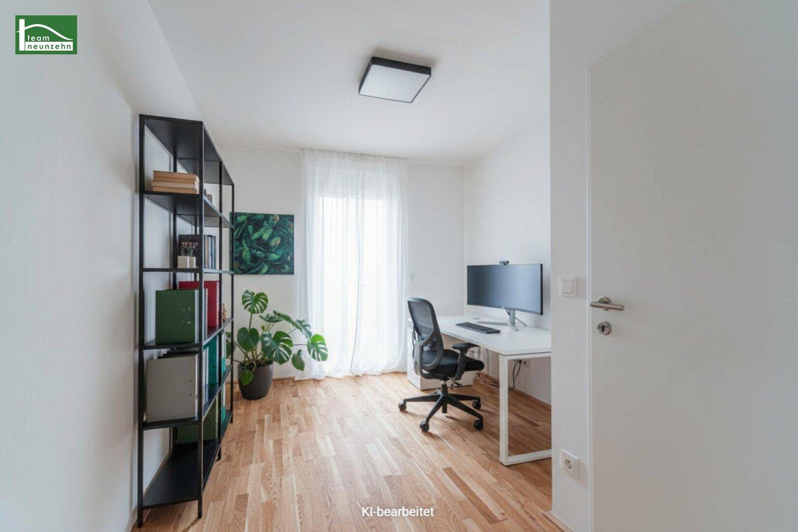 Funktionales Heimbüro mit Schreibtisch, Regal und hellem Holzboden, ideal für konzentriertes Arbeiten.