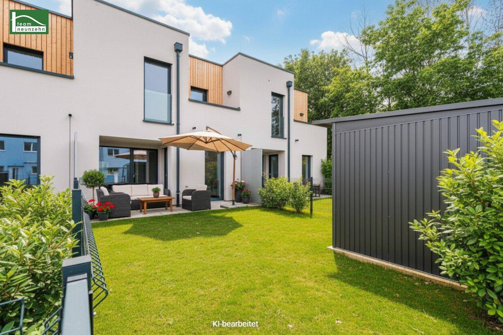 Gepflegter Garten mit Rasenfläche, möblierter Terrasse und modernem Gartenhaus.