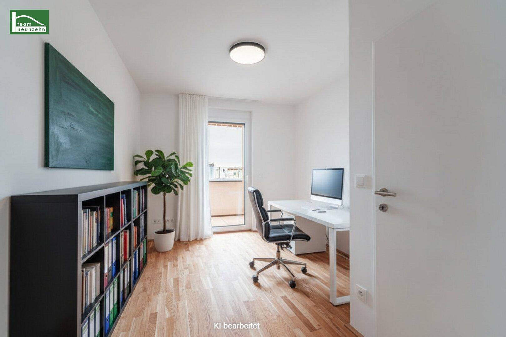 Funktionales Arbeitszimmer mit Holzboden, Bücherregal und Zugang zu einem französischen Balkon.