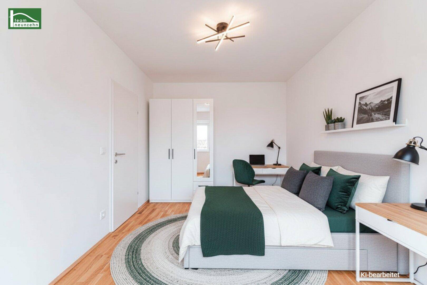 Gemütliches Schlafzimmer mit Holzboden, modernem Bett und stilvoller Dekoration.