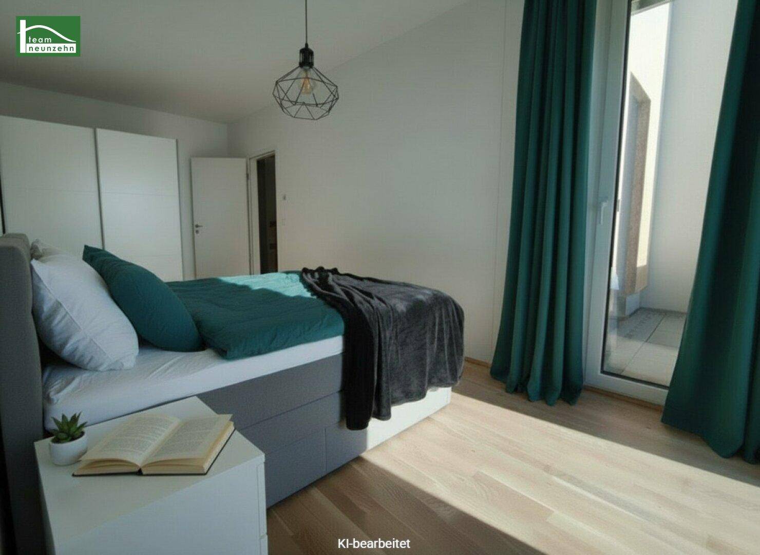 Helles Schlafzimmer mit Holzboden, großem Bett und Zugang zu einem Balkon oder einer Terrasse.