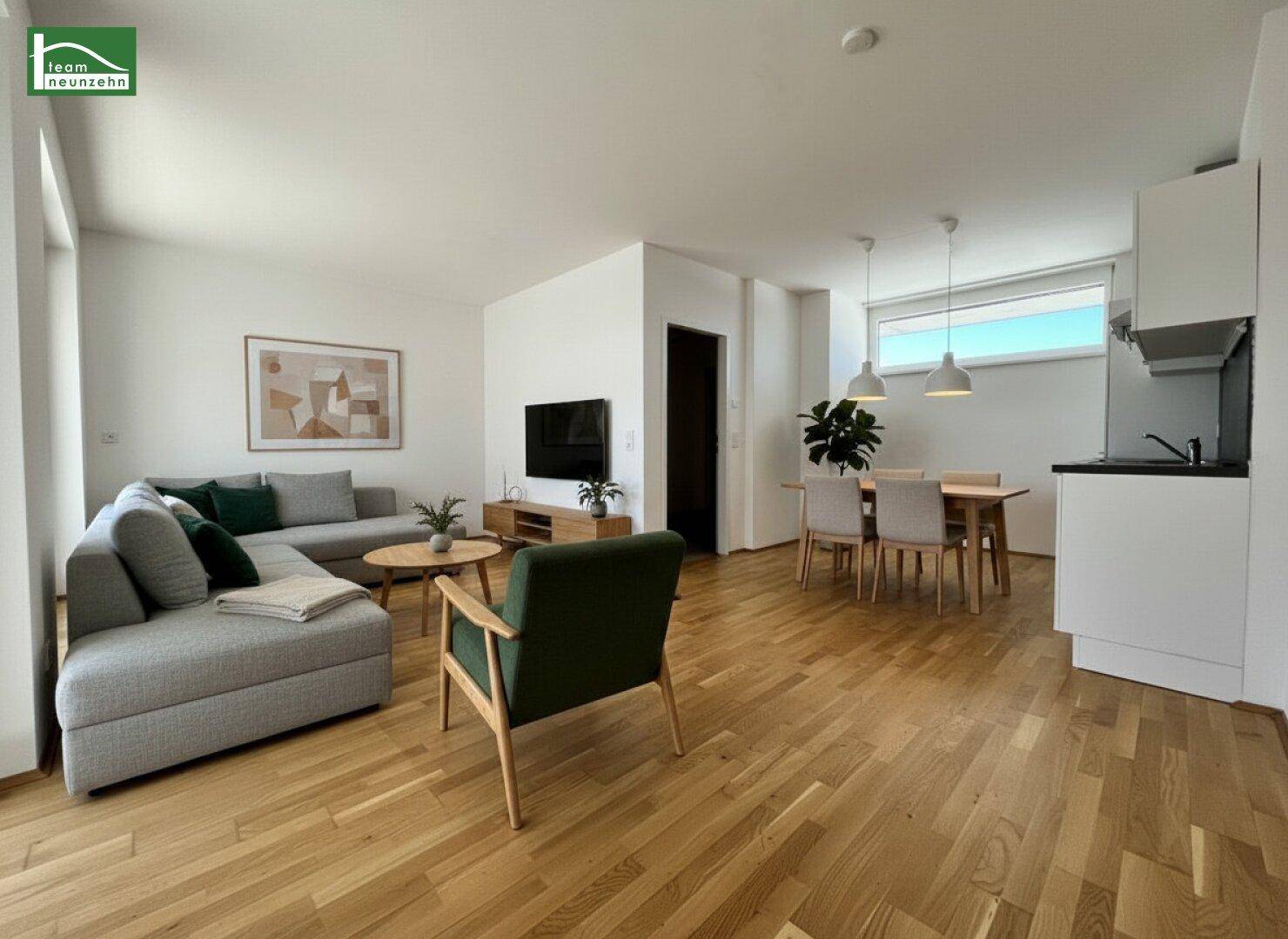 Gemütlicher Wohn-Essbereich mit moderner Einrichtung, Holzboden und integrierter Küchenzeile.