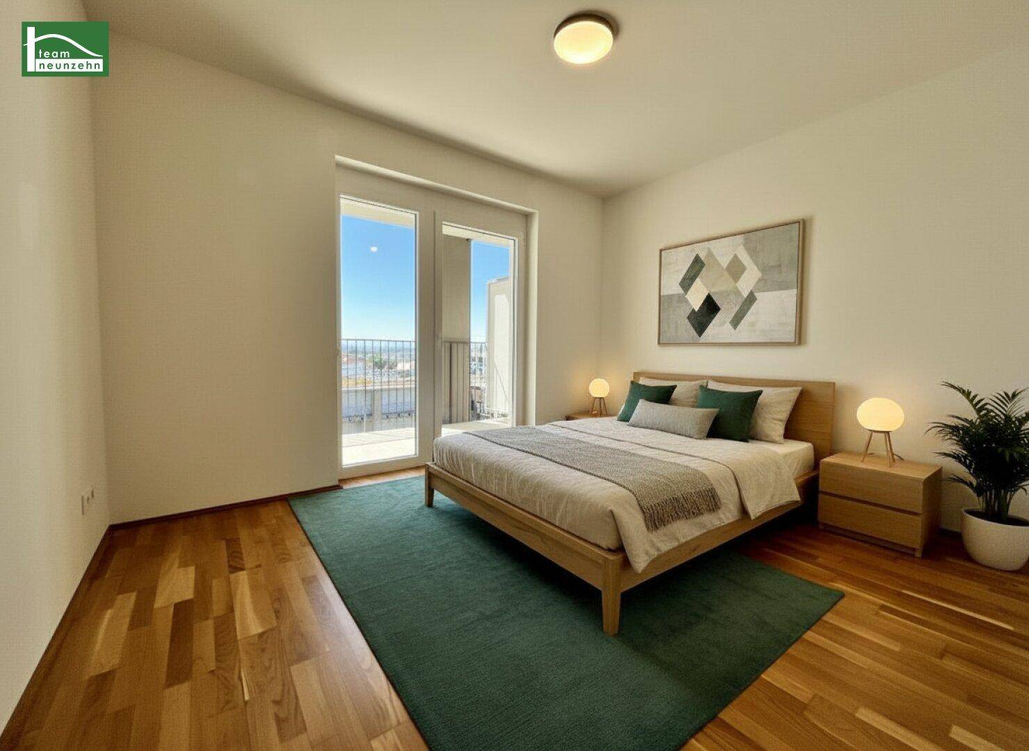 Modern eingerichtetes Schlafzimmer mit Holzboden und direktem Zugang zu einem sonnigen Balkon.