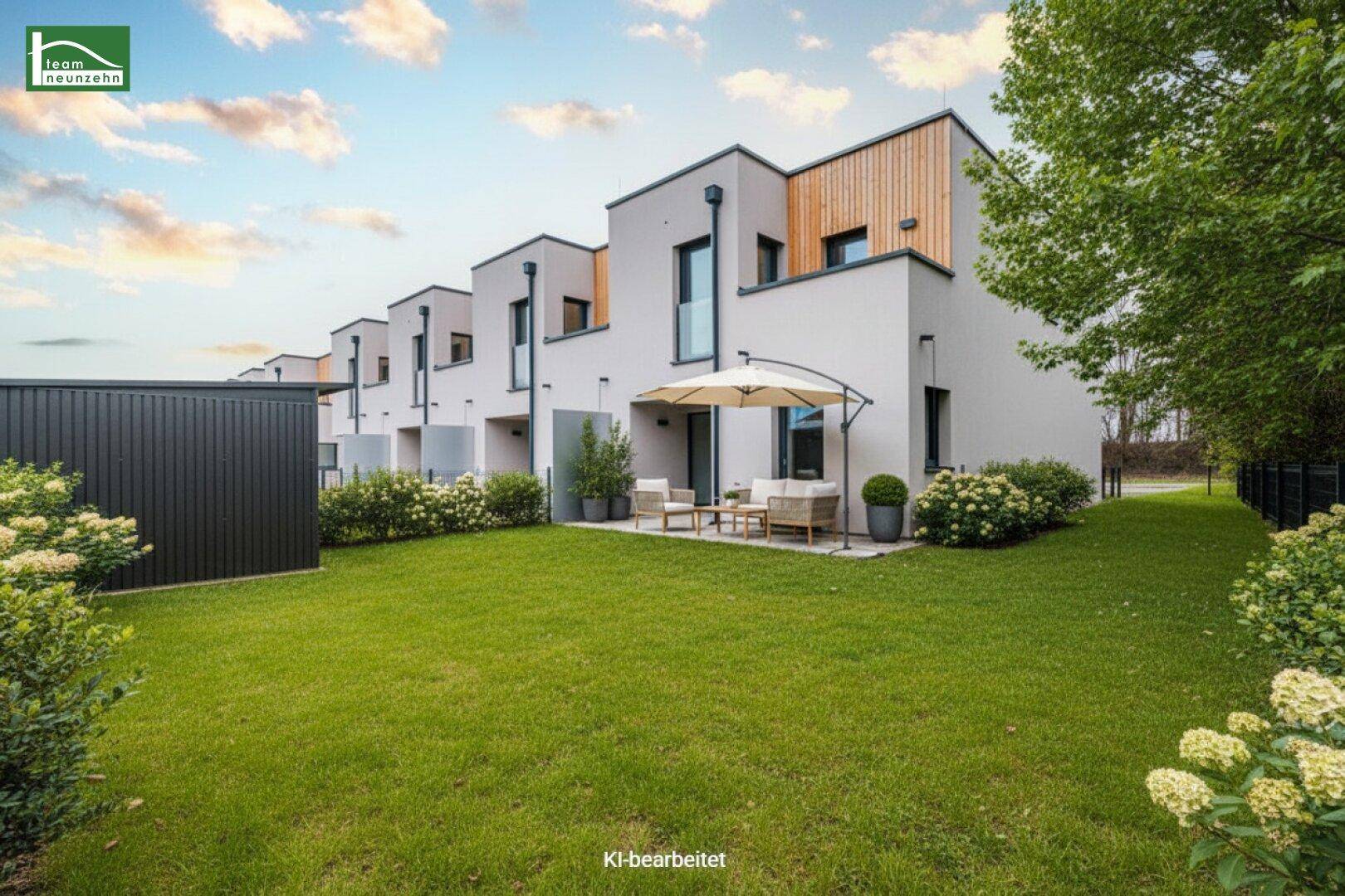 Moderne Reihenhäuser mit gepflegtem Garten, Terrasse und gemütlichem Sitzbereich im Freien.