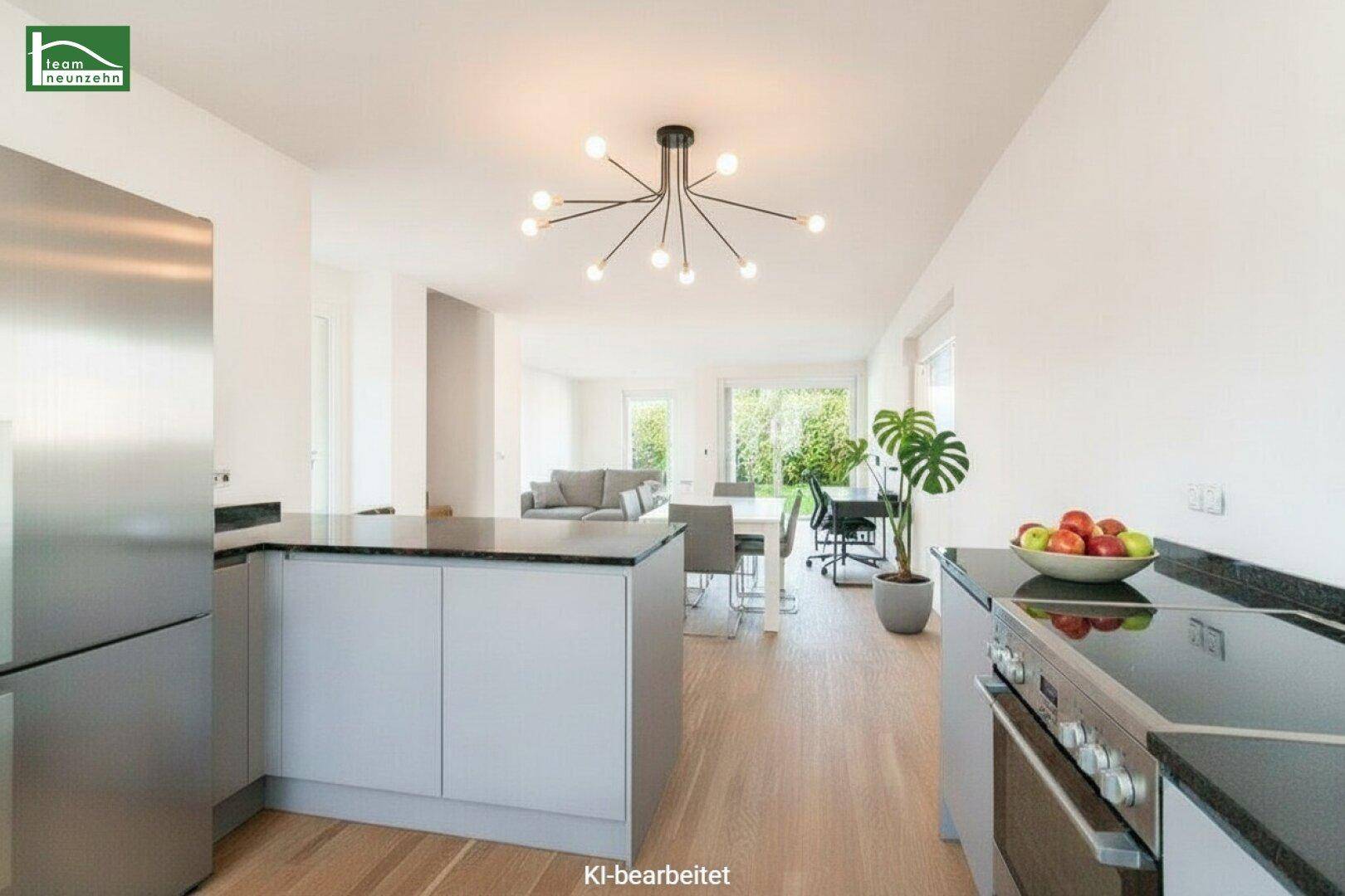 Offener Wohnbereich mit moderner Einbauküche, Kücheninsel, Essbereich und Zugang zum Garten.
