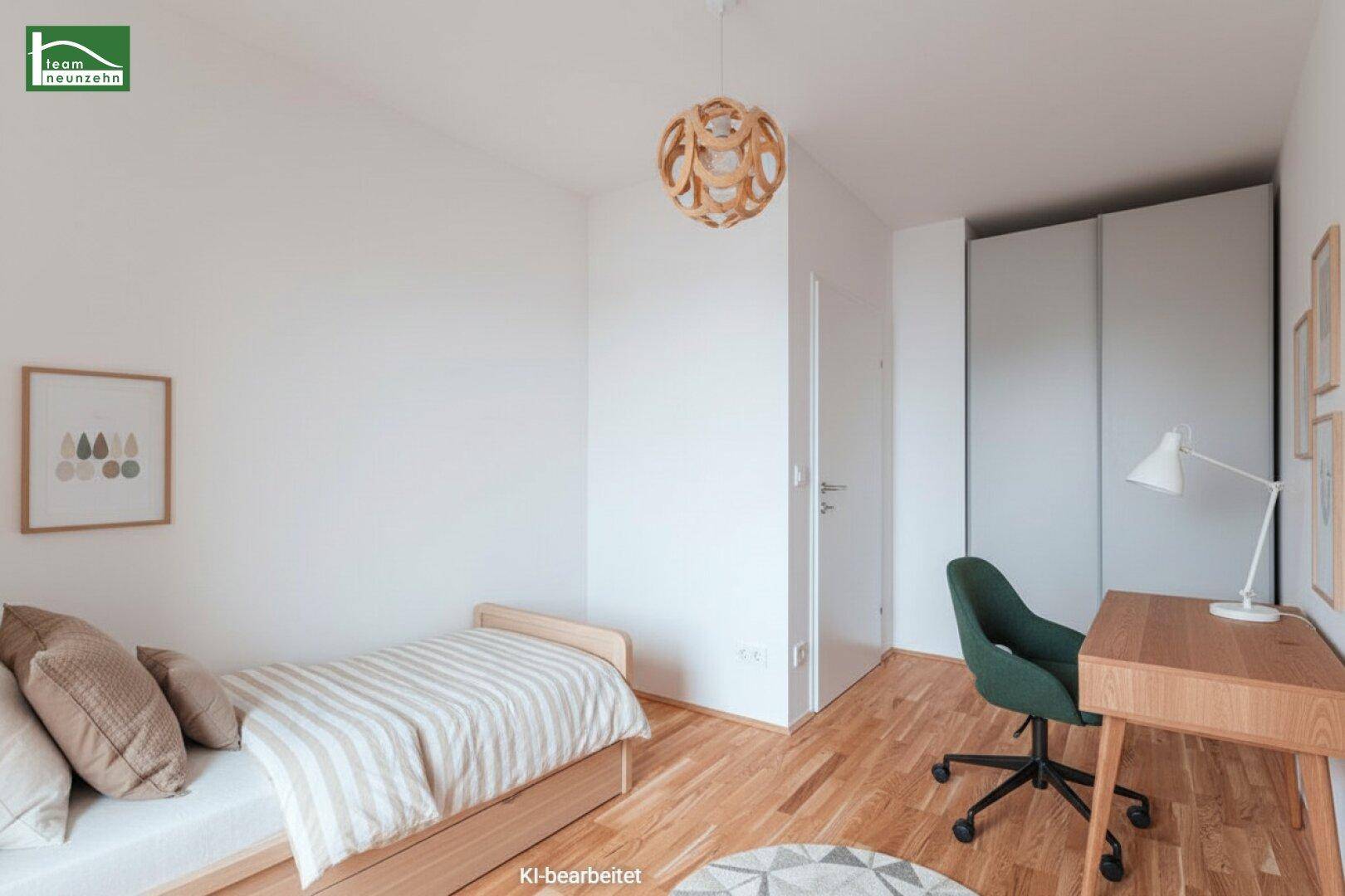 Freundliches Zimmer mit Einzelbett, Schreibtisch und Holzboden, ideal als Kinder- oder Gästezimmer.