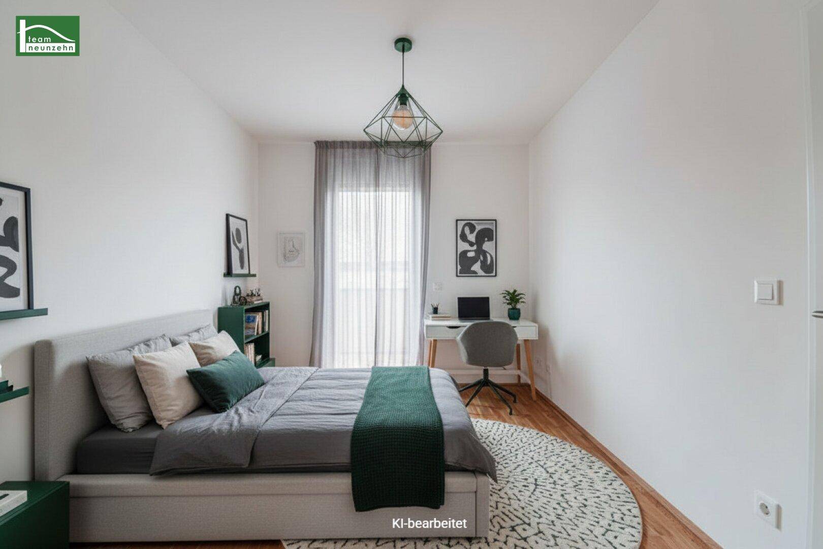 Modern eingerichtetes Schlafzimmer mit großem Bett, Schreibtisch und viel natürlichem Licht.