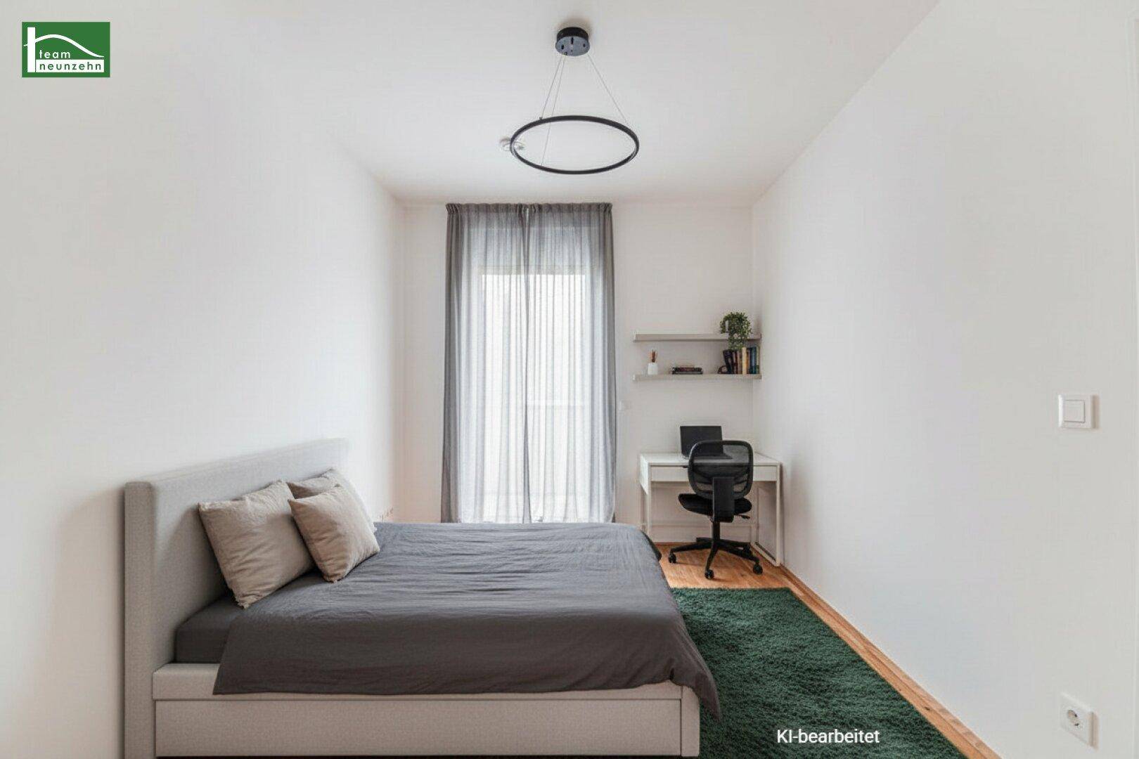 Helles Schlafzimmer mit Einzelbett, Schreibtisch und einem Fenster mit transparenten Vorhängen.