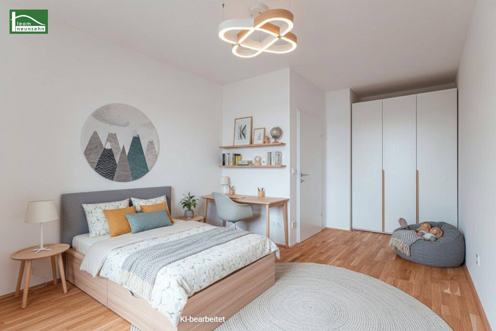 Helles Kinderzimmer mit Holzboden, modernem Dekor und integrierten Schränken.
