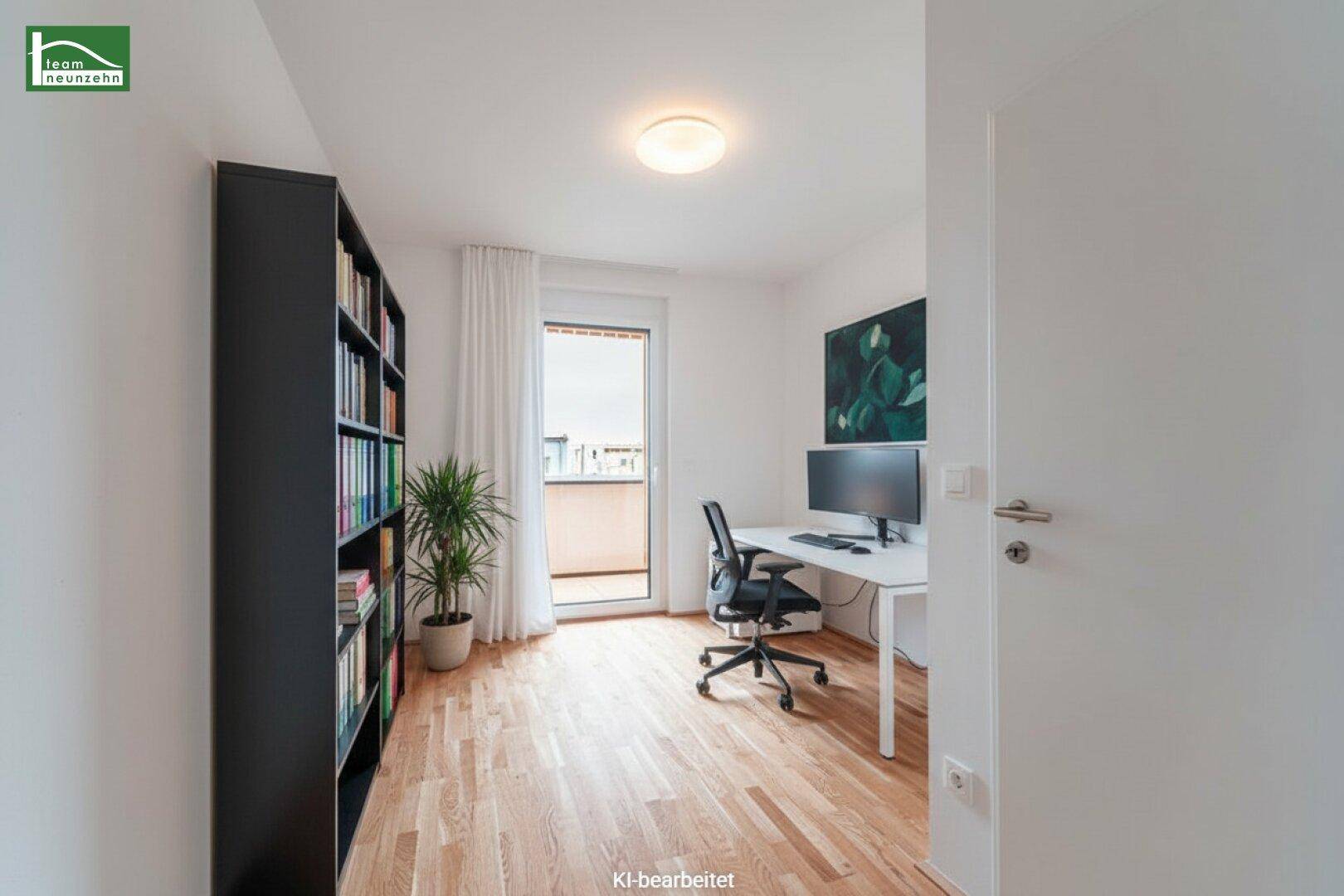 Funktionales Arbeitszimmer mit Holzboden, Schreibtisch und Zugang zu einem kleinen Balkon.