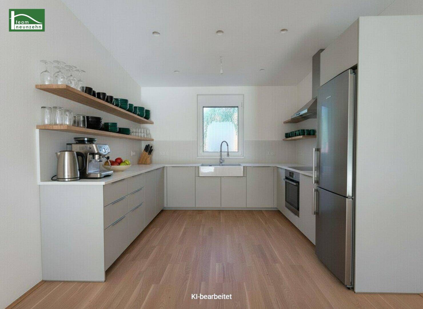 Moderne Einbauküche in Grau mit Holzfußboden, Fenster und integrierten Geräten.