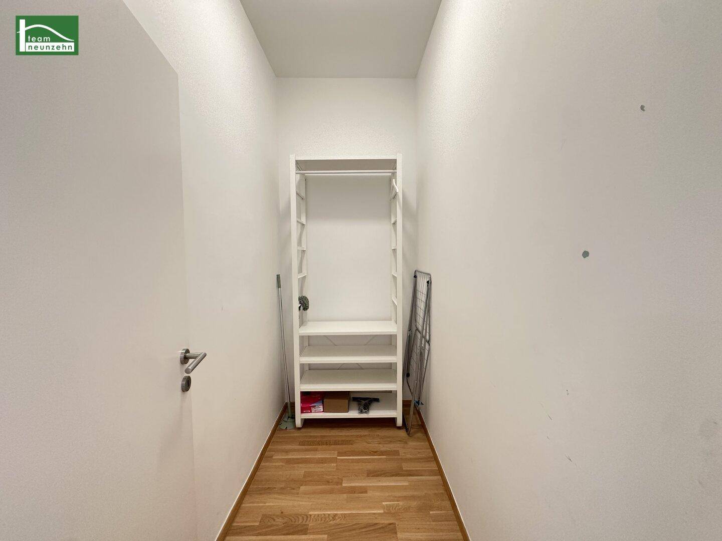 Praktischer Abstellraum mit Regalsystem und Platz für Haushaltsgeräte.
