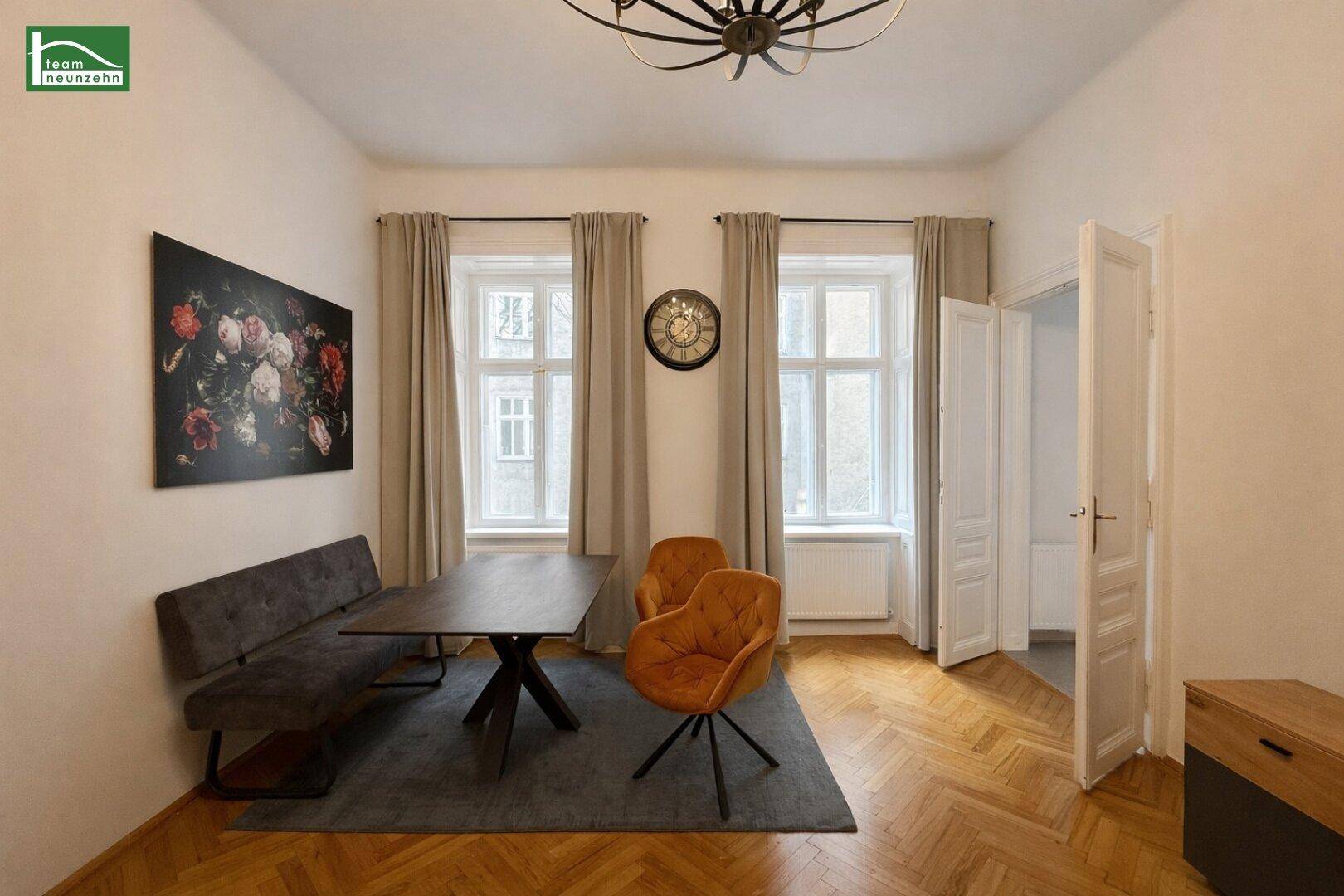Heller Essbereich mit Holztisch, Sitzbank und zwei Fenstern, die viel Tageslicht hereinlassen.