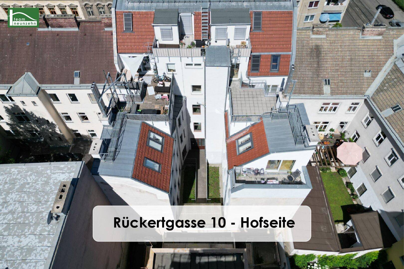 Luftaufnahme der Hofseite des Gebäudes Rückertgasse 10 mit Innenhöfen und Dachterrassen.