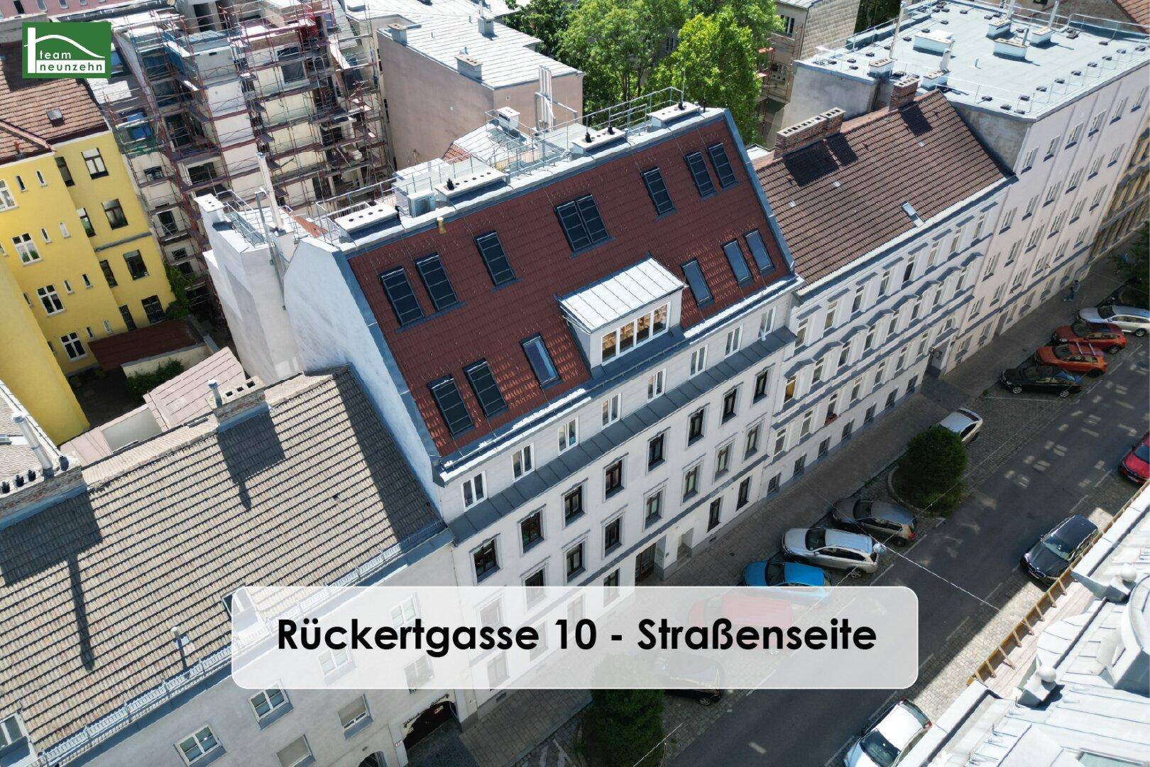 Luftaufnahme der Straßenseite des Gebäudes Rückertgasse 10 mit Fenstern und geparkten Autos.