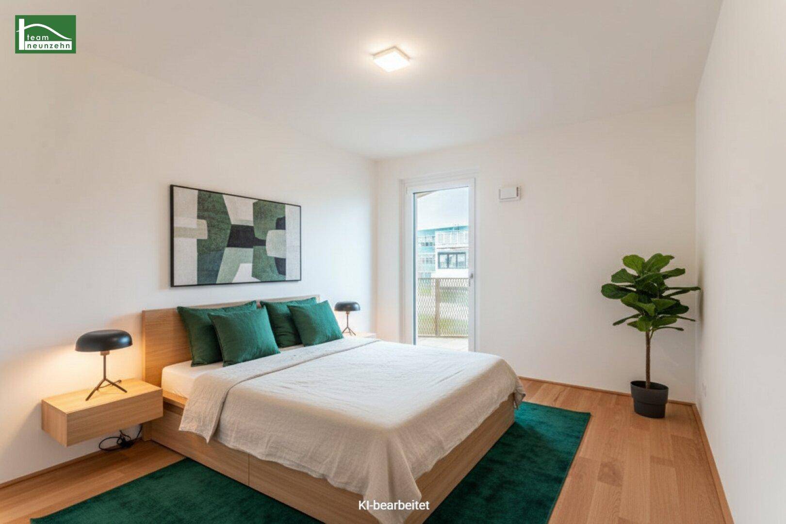 Modern eingerichtetes Schlafzimmer mit Holzboden, großem Bett und Zugang zum Balkon.