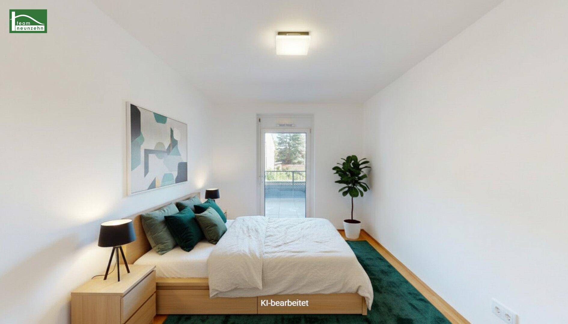 Gemütliches Schlafzimmer mit Holzboden, grünem Teppich und direktem Zugang zum Balkon.