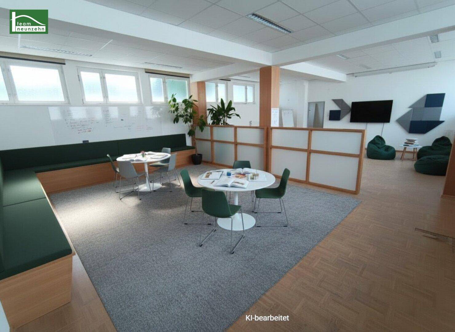 Gemütlicher Lounge-Bereich mit Sitzbänken, kleinen Tischen und Teppichboden, ideal für Pausen oder informelle Treffen.
